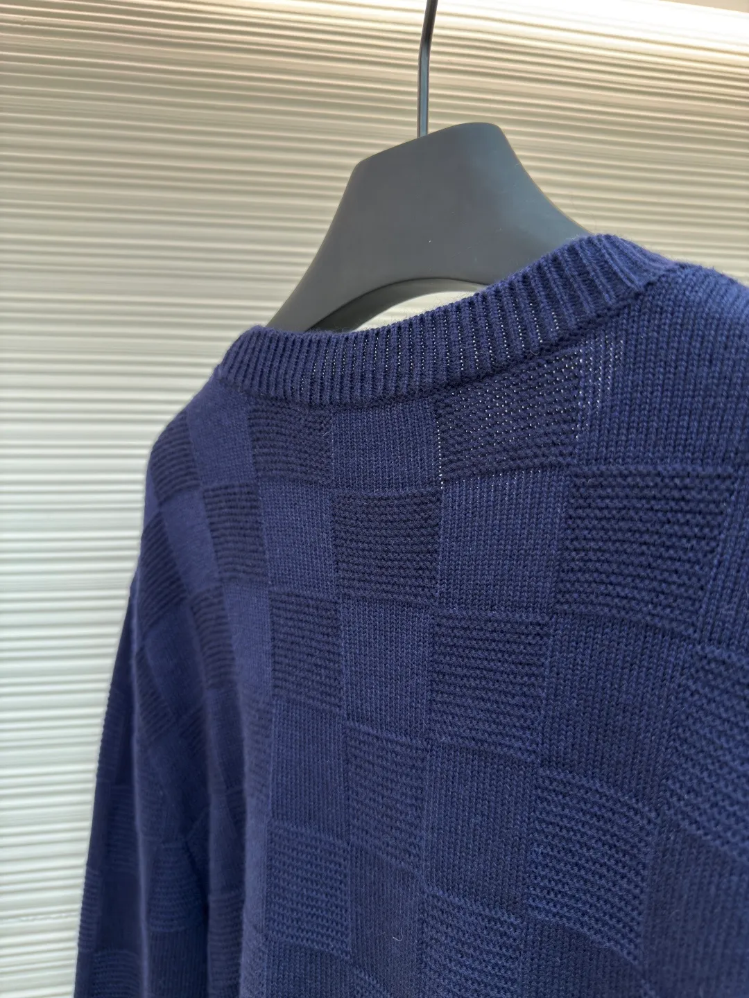 LOUIS VUITTON wool beaded pullover ●Authentic product: 10999 purchase and development ●Item number: 1680422-B90 ●Fabric: wool fabric ●Technology: knitted production ●Version: Loose fit ●Weight: about 660 grams ●Size: XS-S-M-L ●Description: The fabric is made of 100% exclusive wool fabric to ensure its rich texture and excellent performance. Made with imported computer cutting technology, the workmanship quality is immediately reflected. The overall wiring is straight and delicate, the fabric is comfortable and soft, and the color is consistent without color difference. It can be matched with the same style to create a fashionable look and control various occasions. Customized accessories, complete with three standards, same style for men and women!